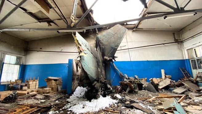 俄烏戰爭初期被針刺飛彈擊落的Su-34戰機，戰機殘骸砸穿民房，機上2名飛行員一死一被俘。（圖／烏克蘭國防部）