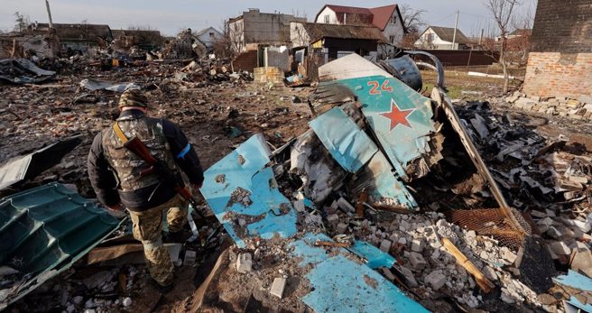 被烏軍擊落的Su-34戰機，讓烏克蘭土氣振奮。當時盛傳Su-34因使用無導引炸彈， 因此必須低飛以目視進行轟炸，以致被地面的烏軍以針刺飛彈擊落。（圖／路透）