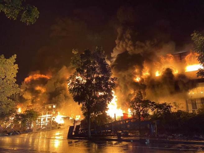 台南市柳营区工七路一间塑胶制品工厂，17日凌晨0时发生火警。（台南市消防局提供／张毓翎台南传真）
