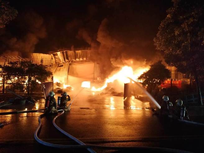 暗夜中2600平方公尺的厂区，陷入一片火海。（台南市消防局提供／张毓翎台南传真）
