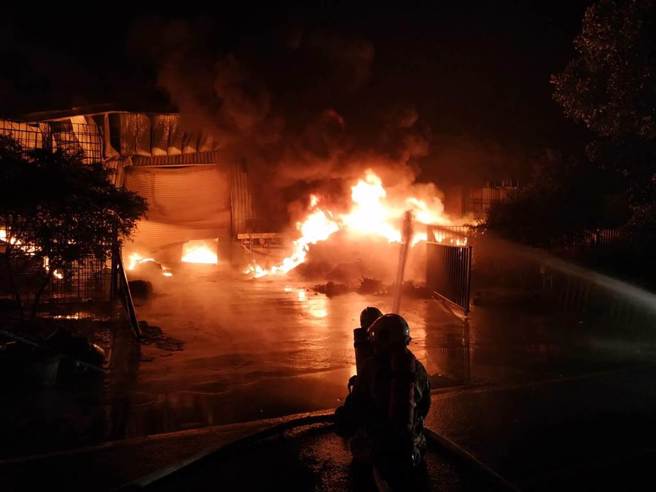 暗夜中2600平方公尺的厂区，陷入一片火海。（台南市消防局提供／张毓翎台南传真）
