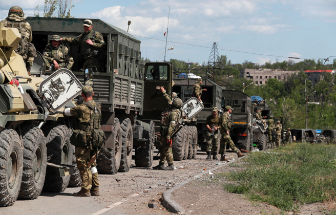 大批親俄部隊5月16日等著死守馬立波（Mariupol）亞速鋼鐵廠（Azovstal steel factory）的烏克蘭部隊撤出。（路透）