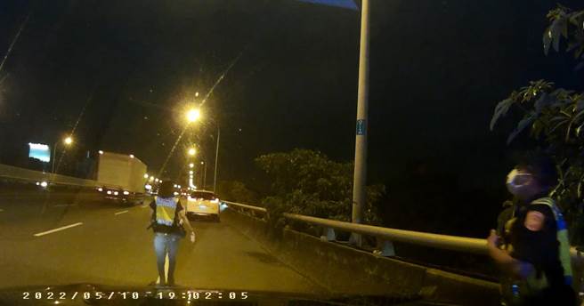 警方抵达台74线时，见到廖姓妇人的座车停在路肩，她则抱着孩子坐在驾驶座上。(警方提供／林欣仪台中传真)