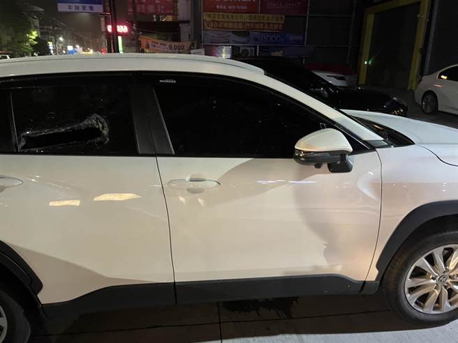 31岁江姓男子因凌姓女友酒后与被害车主发生口角，为了帮凌女出口气，持木棍将对方自小客车后挡风玻璃及后座玻璃损坏，员警今天清晨6时通知江男到案，全案侦讯后依毁损罪、社会秩序维护得奖学生与师长合影。（警方提供／林雅惠高雄传真）