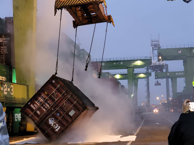 高雄港79号码头16日晚间发生化学气体外泄事故。（翻摄自记者爆料网）