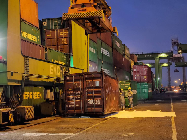 高雄港79号码头16日晚间有个装在危险溶液的货柜遭撞倒，内部填装的化学气体外泄。（翻摄自记者爆料网）