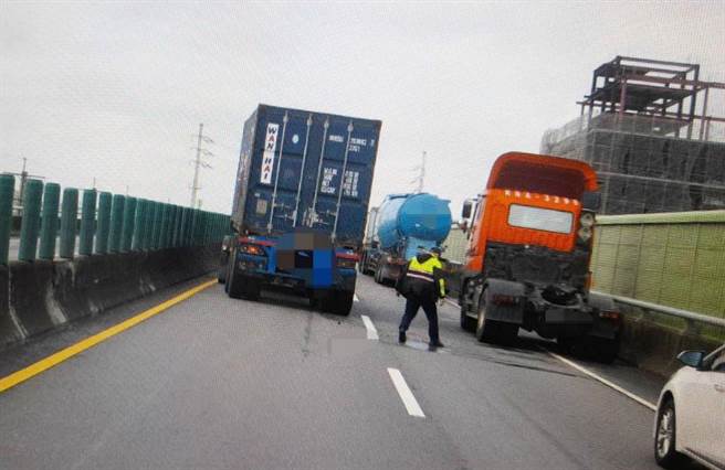 台61線西濱高速公路南下156k處，今天上午發生兩輛曳引車追撞的事故。（民眾提供）