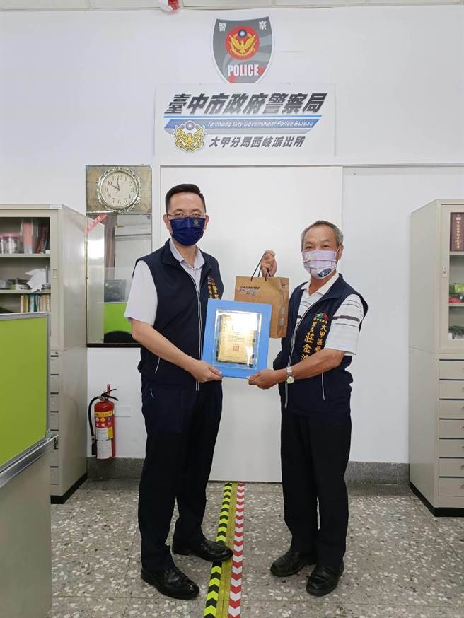 大甲警分局長吳燕山得知福德里長莊金波與警員攜手防堵詐騙案件，特地前往派出所頒發感謝狀及禮品致謝。（警方提供）