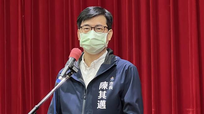 台北市长柯文哲昨表示，「比赛还没开始，继续看下去」。对此，高雄市长陈其迈今（17）日表示，与柯市长、侯市长都是队友互相打气，共同面对的对手或敌人是COVID-19病毒。（柯宗纬摄）