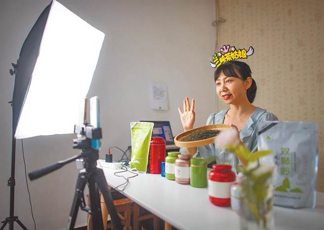 2021年大陸直播電商市場規模年增速「斷崖式」下降，僅達37％，而此前兩年分別高達226.2％和121.5％。（新華社）