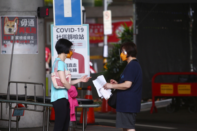 兒科診所醫師柳雱邁表示，替民眾做視訊門診，一路忙到凌晨1點多，發現多數的病患也都還沒睡。圖為民眾篩檢照。（圖／示意圖，記者鄧博仁攝影）
