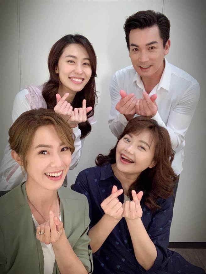 黄瑄贴出确诊前与剧中家人及伊正合照。（三立提供）