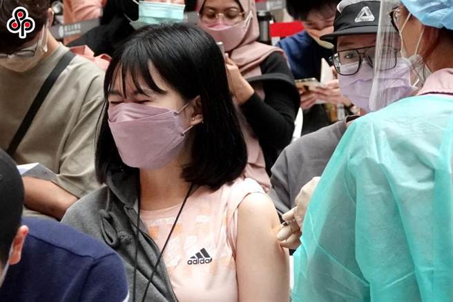 本土疫情嚴峻，連日來確診病例數突破6萬，台北車站大廳疫苗接種站日前湧入數百人排隊施打。（本報資料照片）