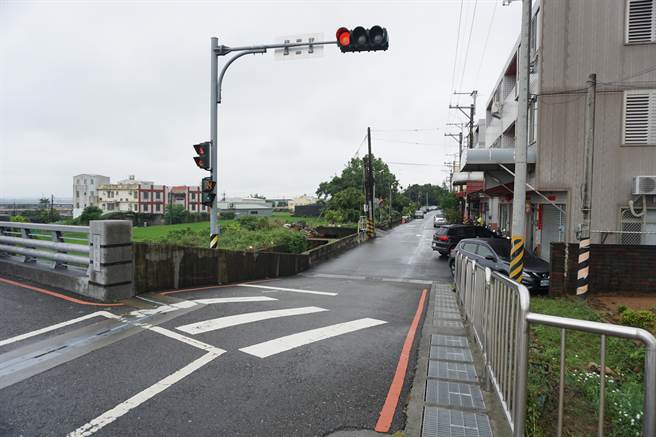 甲后路二段721巷灌溉溝修築，路口斜坡較為狹窄，經常發生車禍。（陳淑娥攝）