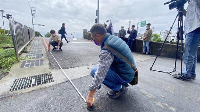 甲后路二段721巷灌溉溝修築，路口斜坡較為狹窄，經常發生車禍。（陳淑娥攝）