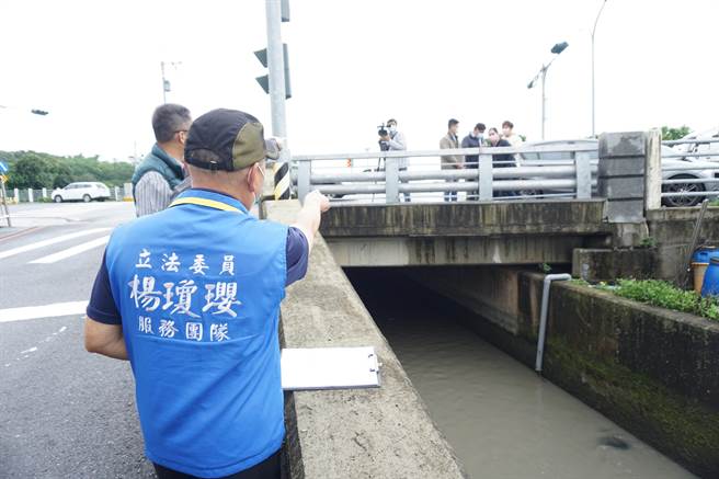 甲后路二段721巷灌溉溝修築，路口斜坡較為狹窄，經常發生車禍。（陳淑娥攝）