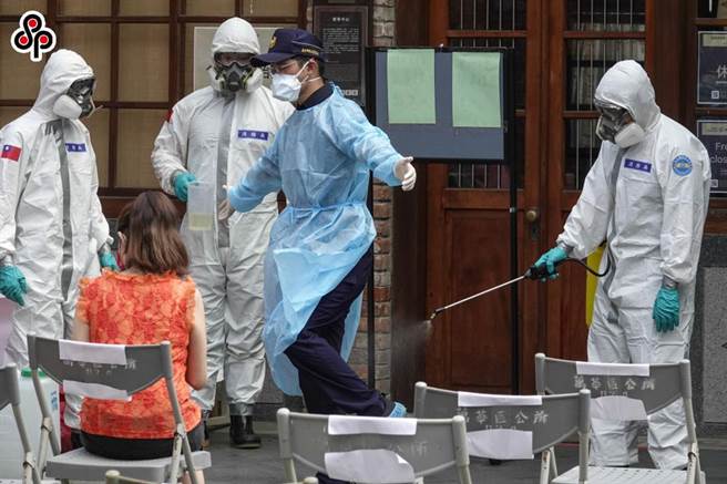 受到新冠肺炎疫情影响，许多人在网路贩售消毒剂等环境用药。（报系资料照）