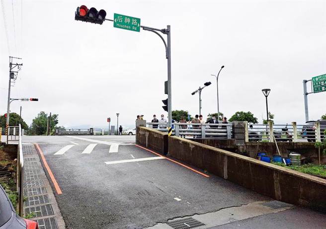 國道4號神岡交流道往后里區的「后神路」，因施作陸橋墊高路基造成兩二巷道高低落差大。（陳世宗攝）
