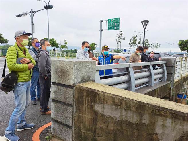 立委楊瓊瓔服務處今天邀集相關單位會勘，決定透過截除銳角增加路口寬度，藉此減少車禍發生。（陳世宗攝）
