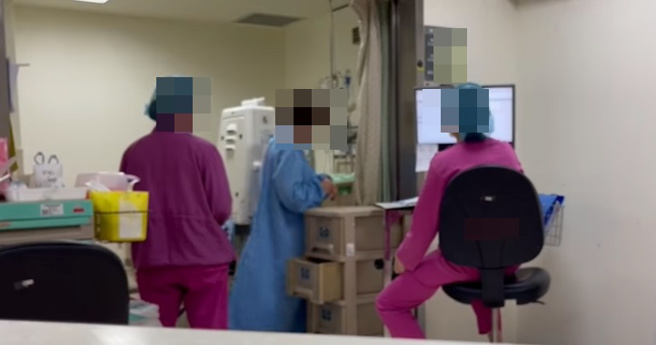 自稱退役將軍夫人，飆罵護理師耍特權探病，網暴怒。（圖／截自爆料公社二社）