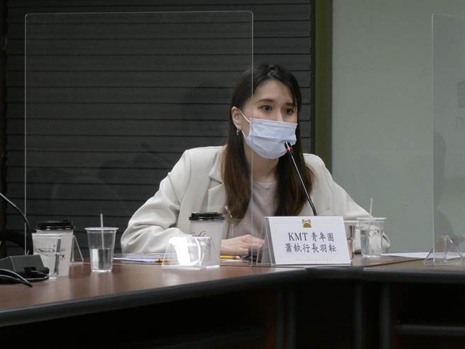 KMT青年團執行長蕭羽耘表示，現在畢業生平均要投22封履歷才有1次面試機會、面試11家公司才能找到工作，也就是說每個畢業生至少要投200多份履歷才有就業機會，被稱為躺平族是因看不到希望，對未來少了憧憬。（周志豪攝）