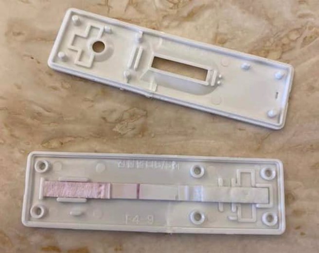 一名男網友把使用過的快篩試劑拆解後，發現只是2片塑膠殼和1張試紙組裝而成，低成本卻要價180元，忍不住嘲諷「水很深」。（圖／翻攝自爆廢公社公開版）