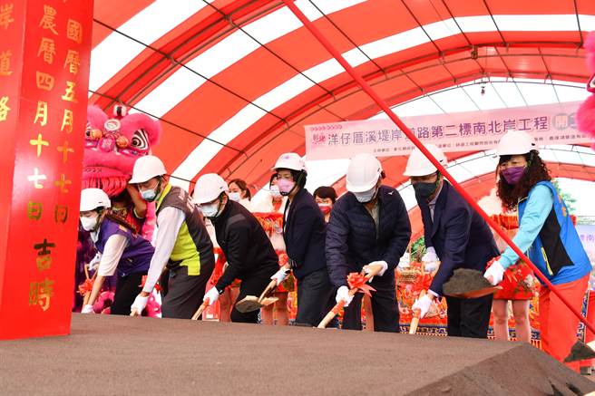 彰化「洋仔厝溪堤岸道路第二标南北工程」17日动土，「洋仔厝溪堤岸道路拓宽工程」前后共歷经5位县长。(县府提供／吴建辉彰化传真)