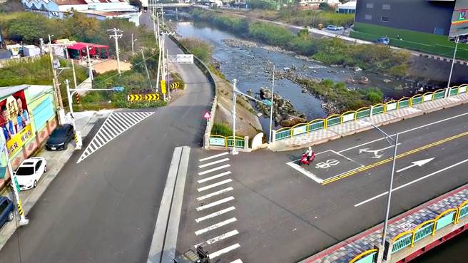 王惠美表示，这是洋仔厝溪堤岸道路工程的最后一哩路，从阮刚猛县长至今，该段共流标5次。(县府提供／吴建辉彰化传真)