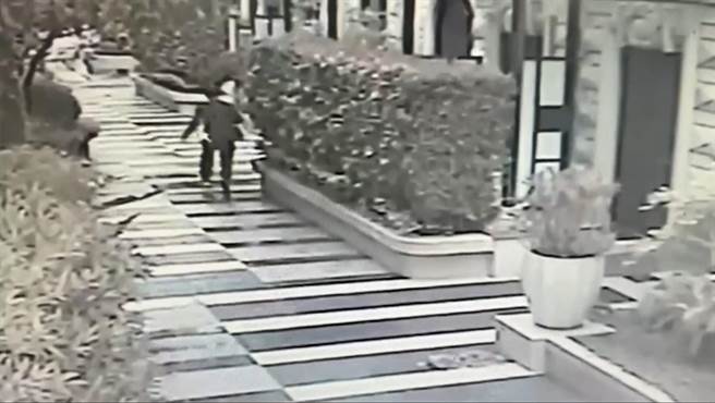 宜兰县礁溪乡某高级住宅社区遭窃，窃贼大摇大摆、不动声色走出大门。（吴佩蓉翻摄）