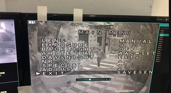 宜兰县礁溪乡某高级住宅社区遭窃，窃贼大摇大摆、不动声色走出大门。（吴佩蓉翻摄）