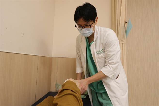 膝盖健康强化运动功能，避免早期关节退化。（亚大医院提供／卢金足台中传真）