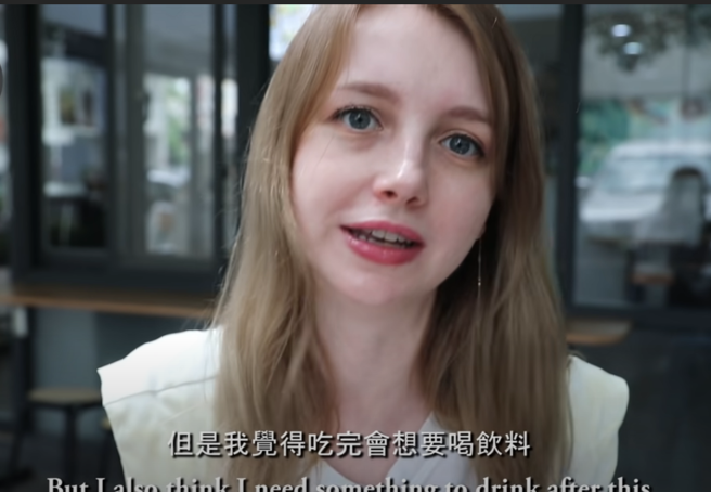 安娜覺得鐵板麵好吃，味道有一點辣，不過很油，會想要喝飲料。（翻攝自 YouTube《不要鬧工作室》）