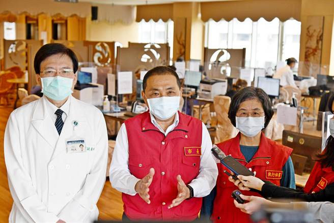 台北慈濟醫院院長趙有誠（左一）表示，新北市所有的醫療團隊在市府的帶領之下，大家是團結一致的。（圖／新北市政府提供）