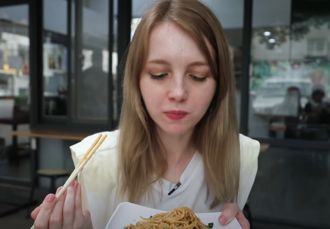 安娜試吃來台14年從沒吃過的鐵板麵。（翻攝自 YouTube《不要鬧工作室》）