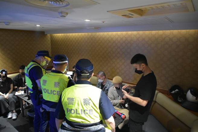 文山第一警分局针对辖区易滋事KTV进行临检。（警方提供）