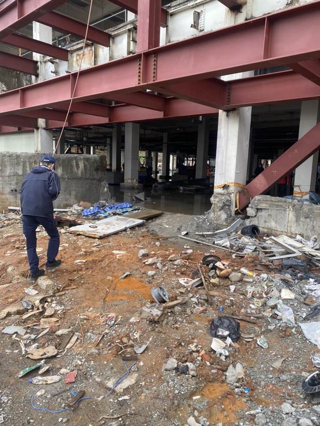 桃园杨梅区今早发生一起工安意外，一名工人疑从高处摔落。（杨梅分局提供／蔡明亘桃园传真）