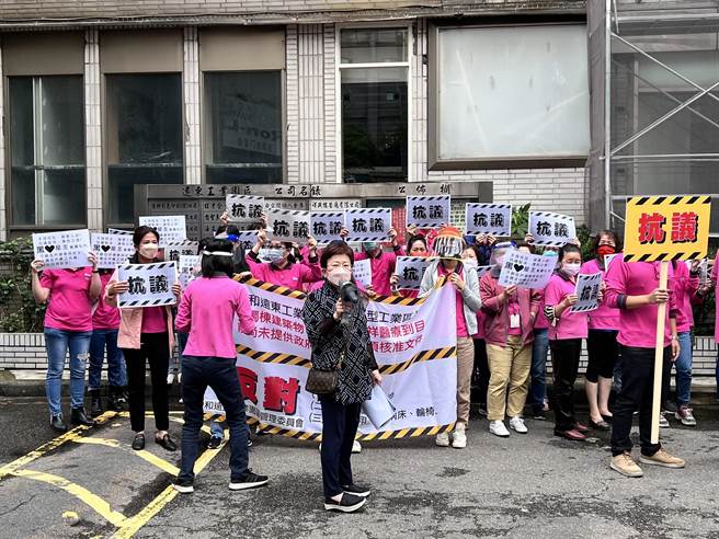 中祥医院将进驻新北市中和远东工业园区，社区民眾抗议，院方和屋主都没讲清楚计画，就直接开工。（李奇叡摄）