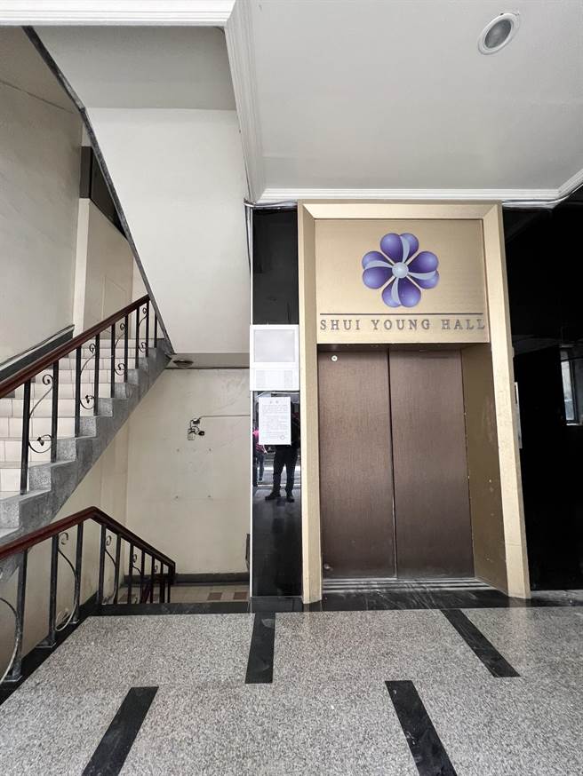 社区主委陈秀兰说，由于园区内管线和电梯等公共场域，都可能会有共用情况，让厂商和住户担忧危害健康。（李奇叡摄）