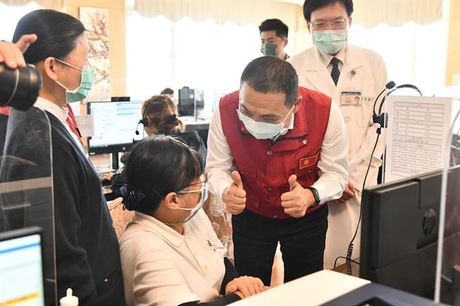 侯友宜慰问台北慈济医院医疗团队及居家照护中心。（新北市政府提供）