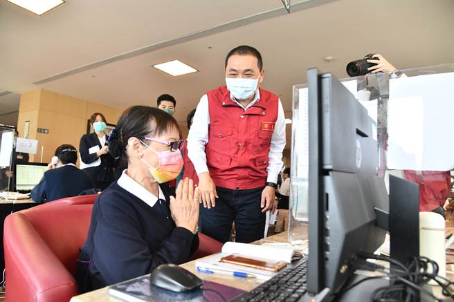 侯友宜慰问台北慈济医院医疗团队及居家照护中心。（新北市政府提供）