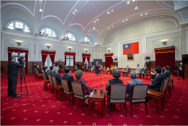 蔡英文总统接见「亚洲台湾商会联合总会第29届回国访问团」进行交流座谈。(照片/简廷在提供)