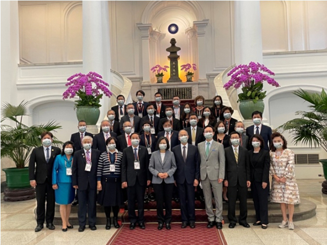 蔡英文总统与亚洲台湾商会联合总会第29届回国访问团合影。(照片/简廷在提供)