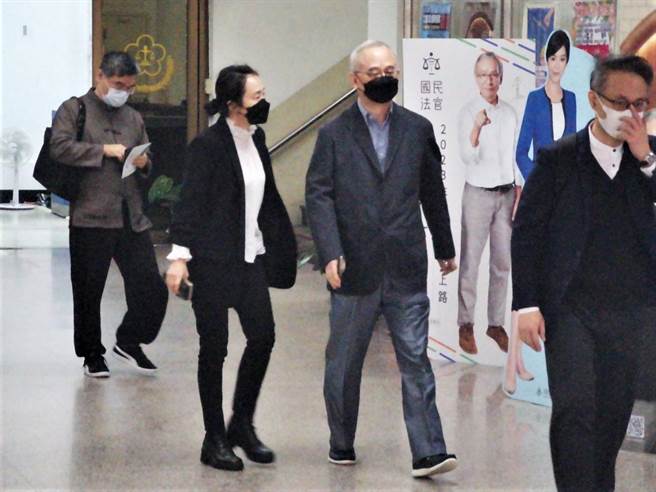 向心(右二)、龔青(左二)夫婦17日赴高院開庭決定是否延長境管。(蔣永佑攝)