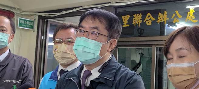 台南市長黃偉哲(中)表示，「0＋7」是可以預見的未來發展方向。(曹婷婷攝)