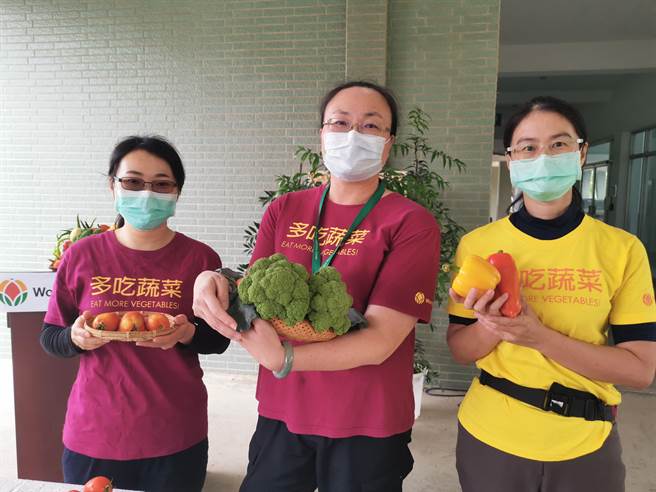 亚蔬今年观摩会田间试验展示3大主题作物—番茄、番椒、耐热青花菜。(刘秀芬摄)