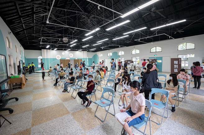 新竹市政府啟動12歲至17歲青少年第1、2、3劑施打整備，將於19日起（本周四、五）分別發送6萬封接種意願書至全市中小學，並皆有7天思考期。（新竹市政府提供／陳育賢新竹傳真）