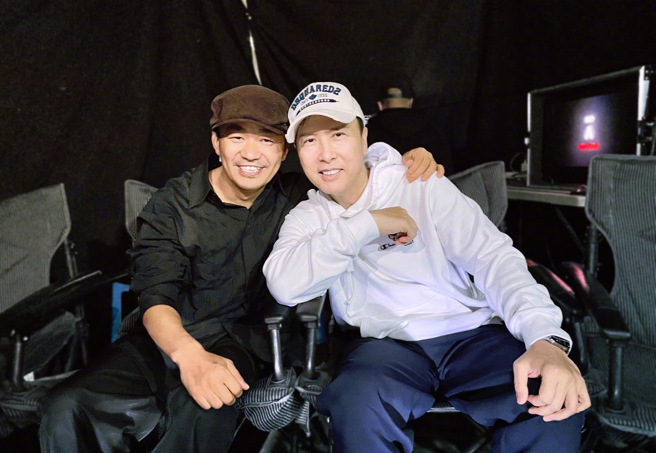 武打巨星甄子丹去探班王宝强。（图／微博）