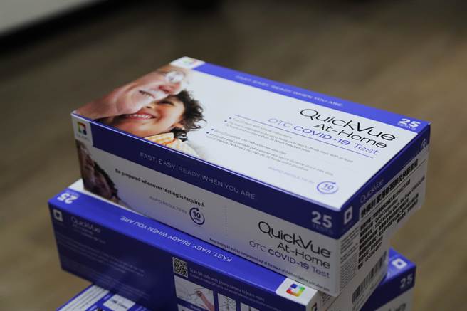 配合中央确诊者同住家人以筛代隔0＋7新制，嘉义县比照3＋4原则，发放快筛试剂3支。（嘉义县政府提供∕吕妍庭嘉义传真）