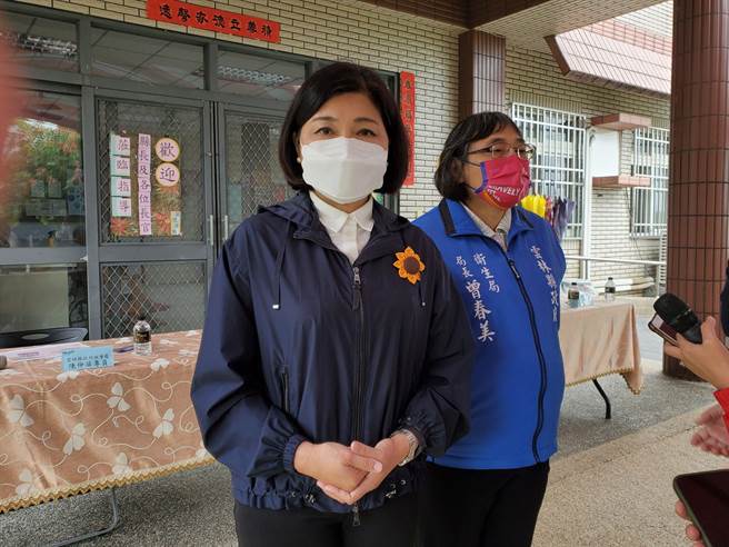 雲林縣長張麗善（左）盼中央考量比照發振興券，發給每人5劑免費快篩劑。（周麗蘭攝）