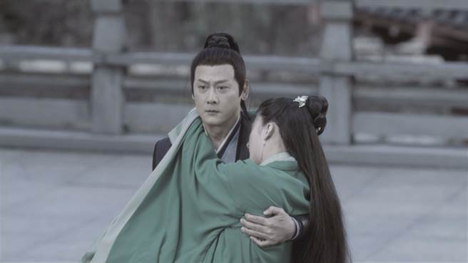 邱心志在剧中公主抱女演员，笑称比打篮球还累。（中视提供）